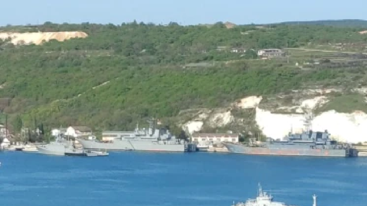 Російські військові кораблі перекрили вхід до Севастопольської бухти
